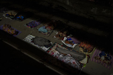 Hình ảnh người vô gia cư Ấn Độ run rẩy trong cái lạnh 'cắt da thịt'