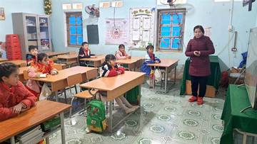 Schools arranging Tet bonus for teachers in remote areas