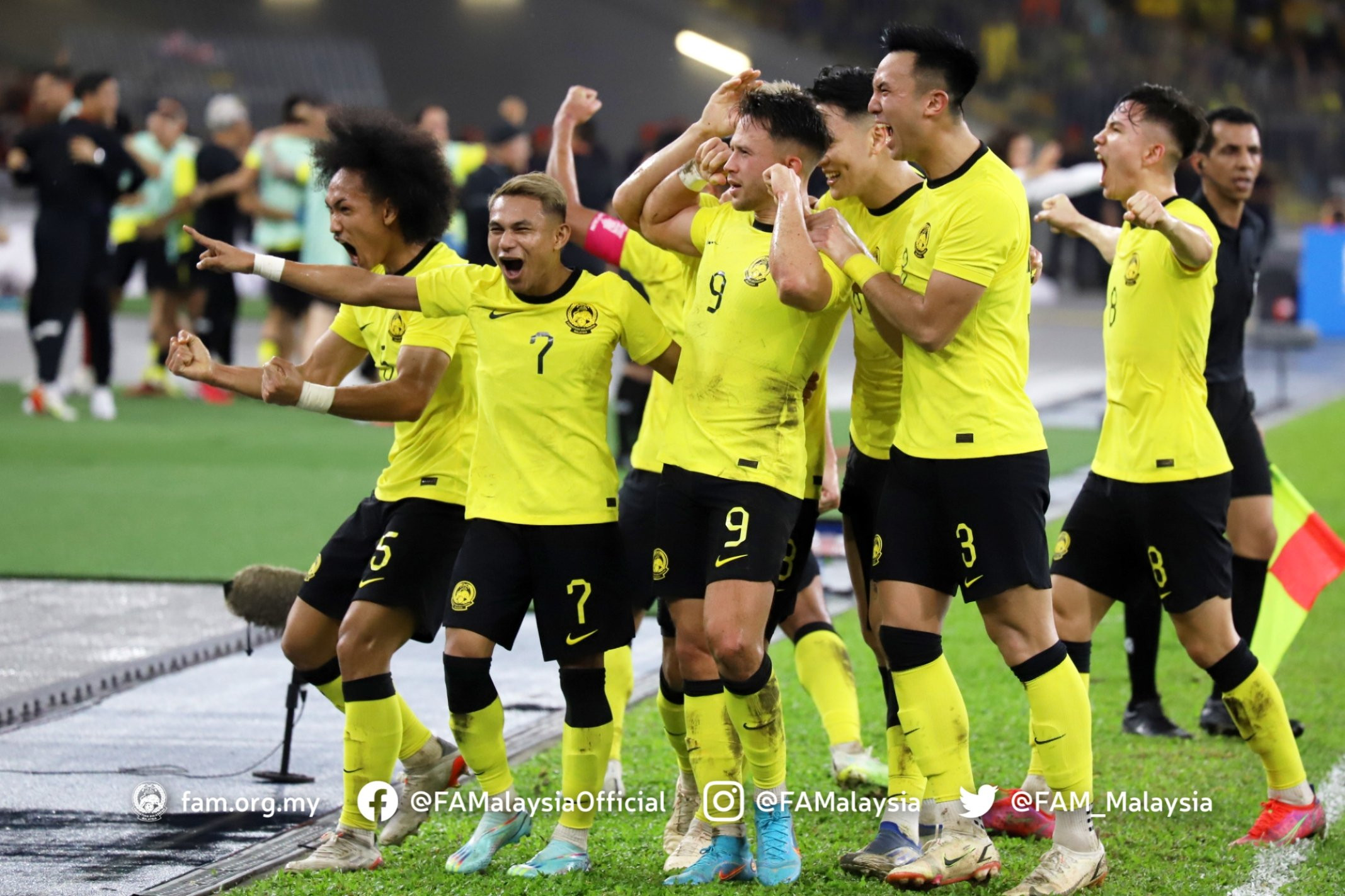 Thắng dễ Singapore, Malaysia đấu Thái Lan ở bán kết