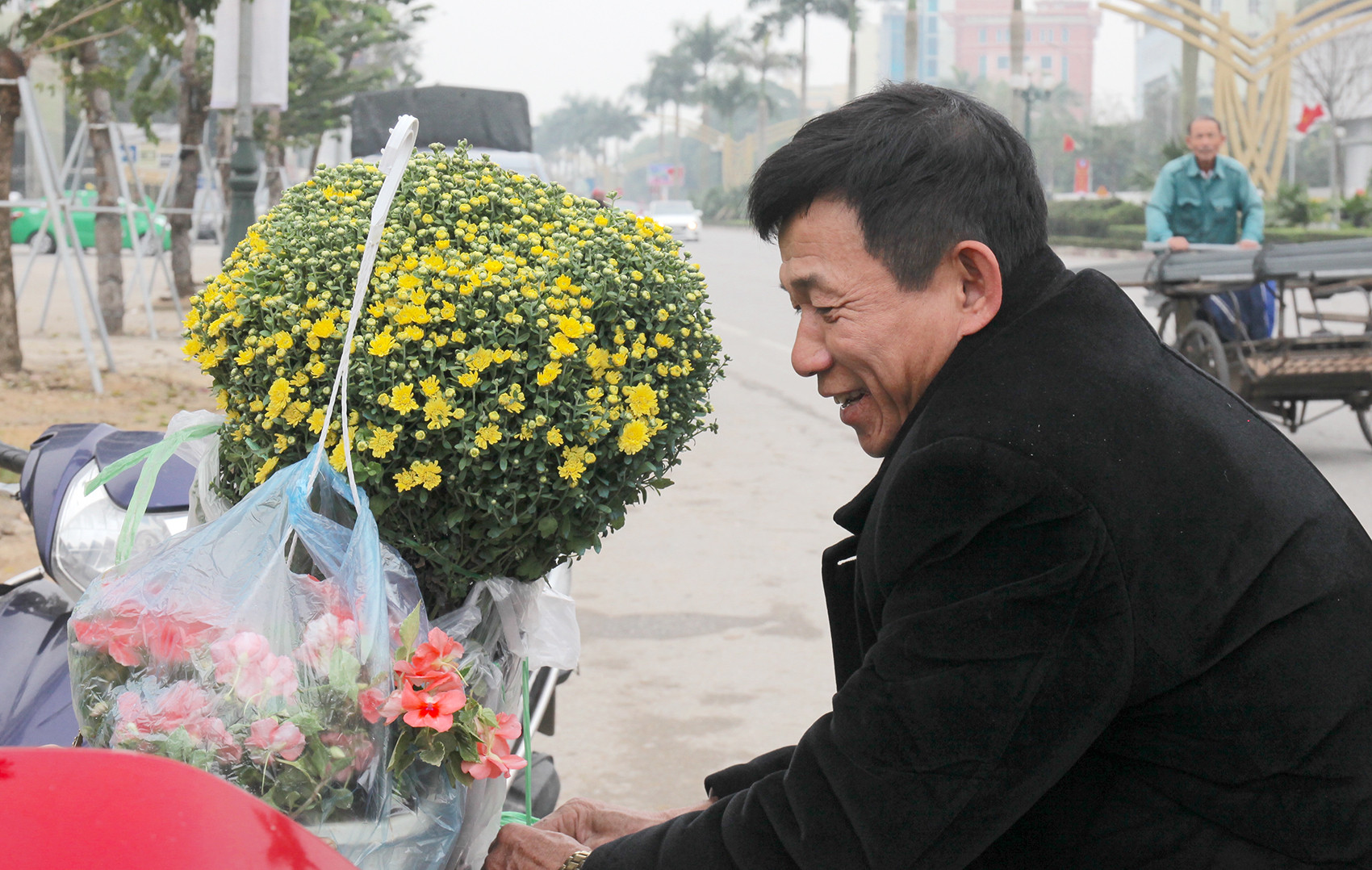 Hoa, cây cảnh chơi Tết tràn xuống phố, thương lái thấp thỏm chờ khách