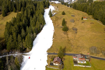 Nhiều khu trượt tuyết ở châu Âu đóng cửa vì nhiệt độ ấm bất thường