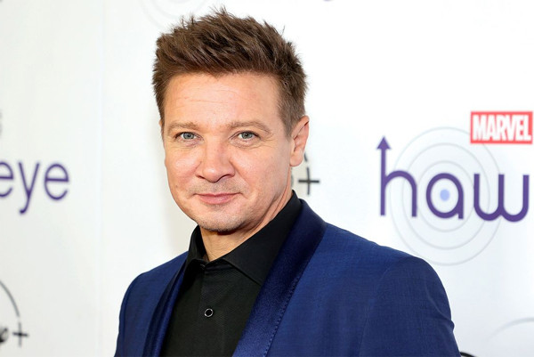 Tài tử Marvel Jeremy Renner vẫn đang trong tình trạng nguy kịch