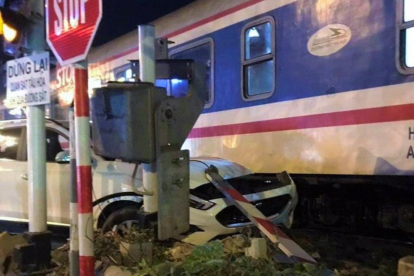 Lại xảy ra va chạm giữa tàu hỏa và ô tô ở Hà Nội