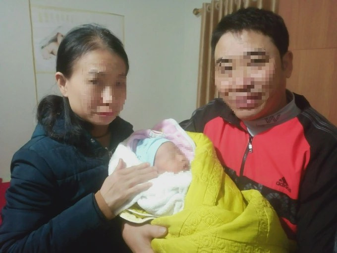 Bé sơ sinh bị bỏ rơi trước cổng nhà cặp vợ chồng hiếm muộn