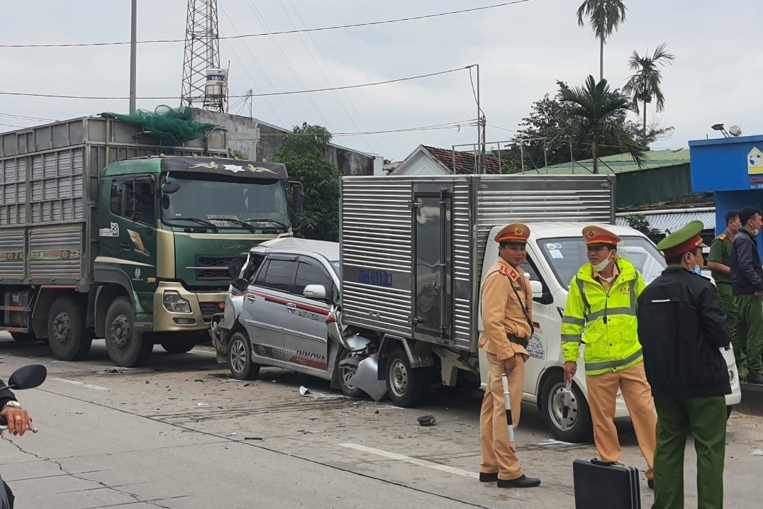 Tai nạn 5 ô tô tông liên hoàn khi dừng đèn đỏ ở Quảng Ngãi