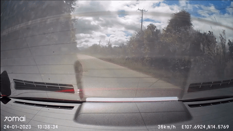 Kon Tum: Tài xế vào cua bất cẩn khiến Ford Everest lật ngửa