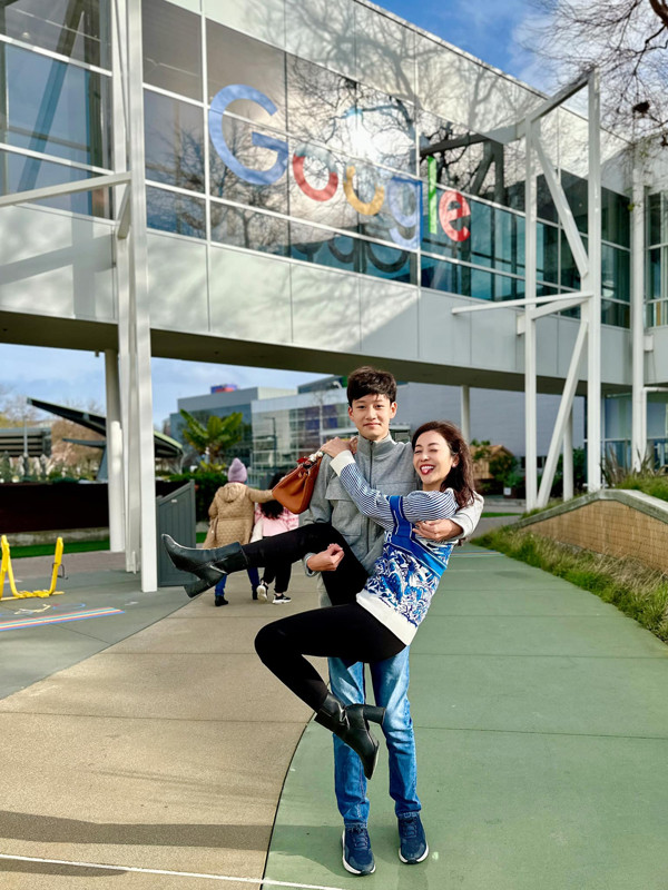 Jennifer Phạm du xuân ở Mỹ: Vóc dáng cậu con trai cả lại khiến khán giả chú ý - Ảnh 4.