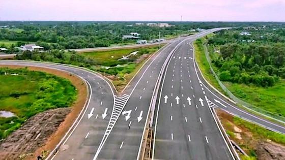 VN in need of huge amounts of soil, sand, stone for expressway projects ảnh 1