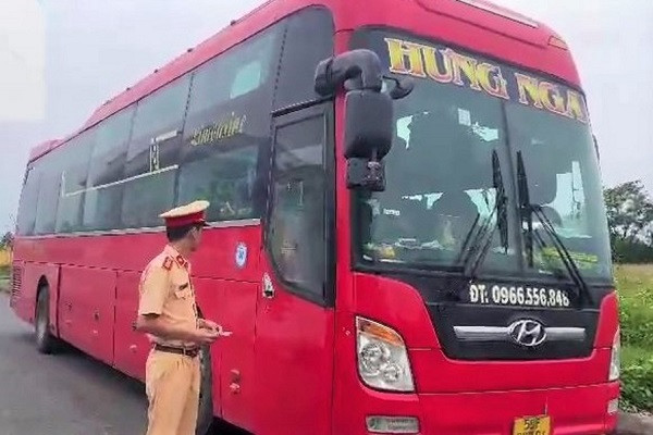 Xử lý ô tô chở quá 30 người trên cao tốc, nghi dùng tem kiểm định giả