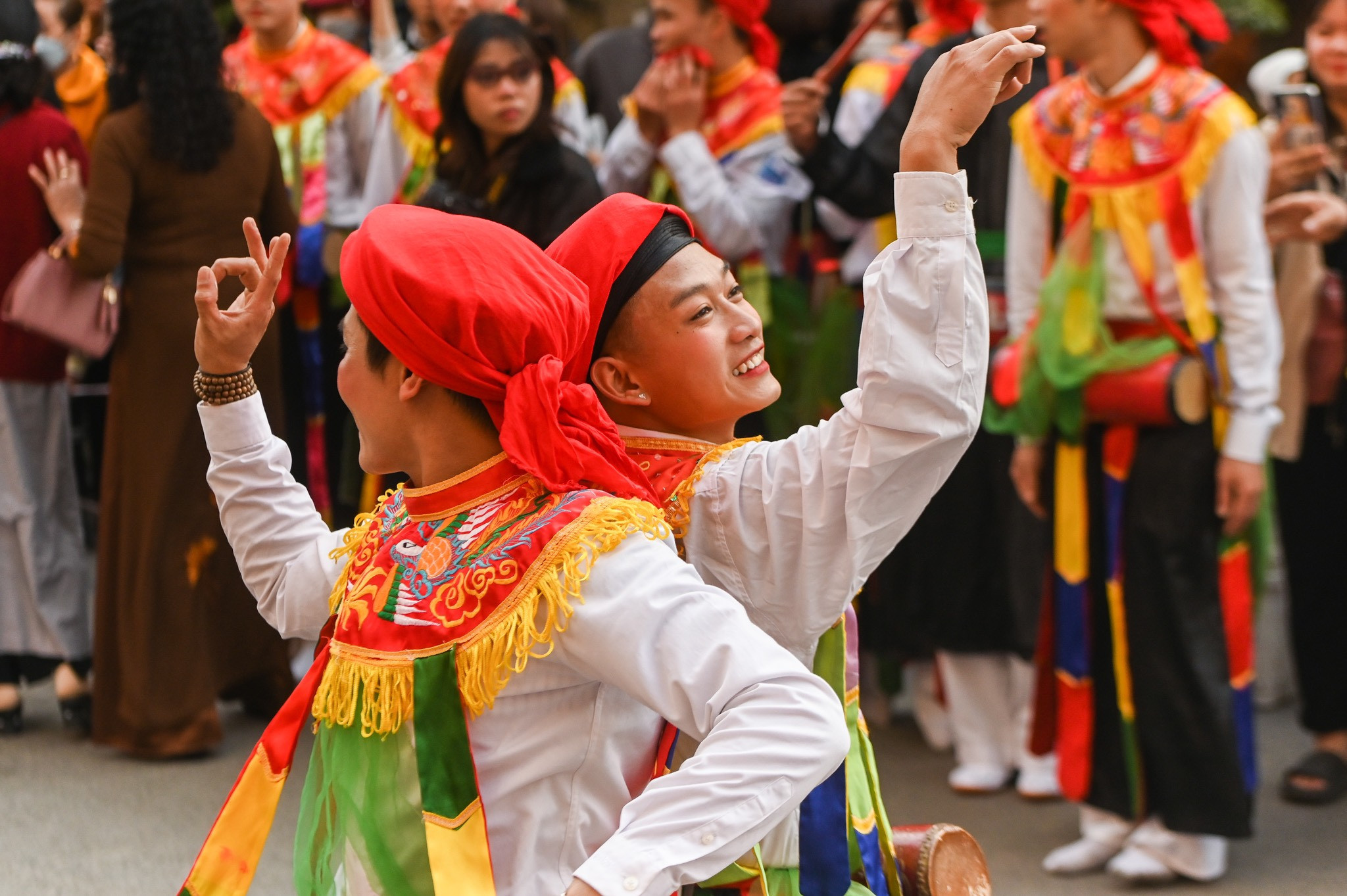 Trai giả gái múa điệu đánh bồng tại hội làng ở Hà Nội
