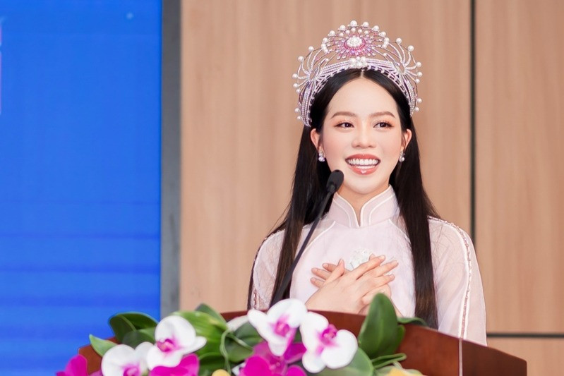 Hoa hậu Việt Nam Thanh Thủy diện áo dài, rạng rỡ nhận học bổng toàn phần