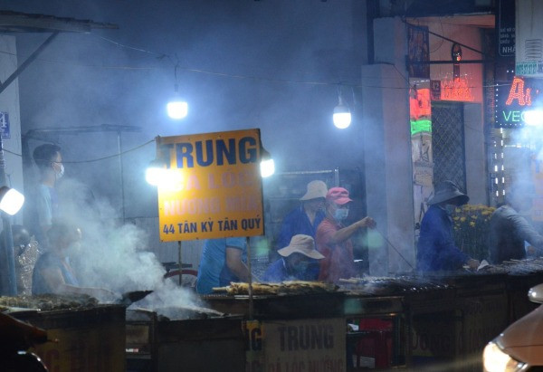 Xuyên đêm nướng 6.000 con cá lóc cho ngày vía Thần Tài