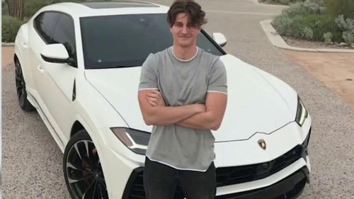 '20 tuổi, chưa mua được Lamborghini thì hãy nhìn lại bản thân'