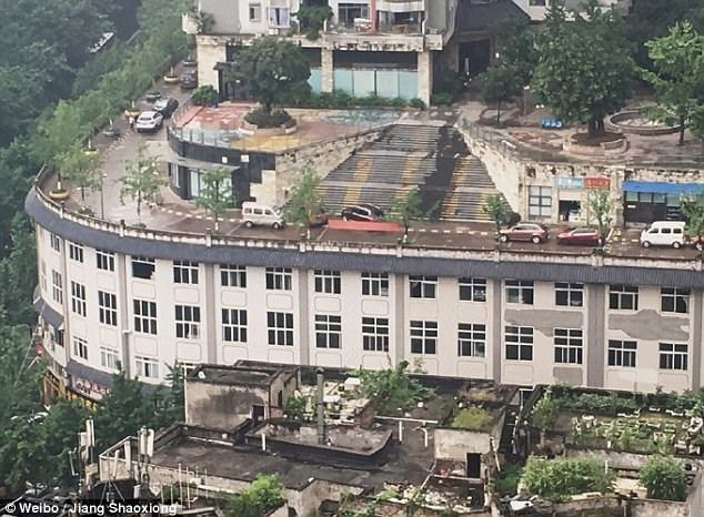 Kỳ lạ đường cho ô tô xây trên nóc nhà ở Trung Quốc