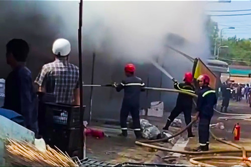 Đồng Nai: Đám cháy lớn thiêu rụi 8 ki ốt trái cây tại chợ Long Khánh