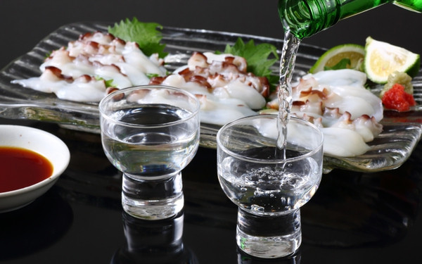 Đều là biểu tượng ẩm thực Nhật Bản, tại sao rượu sake và sushi không đi cặp với nhau?