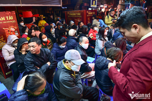 Hanoians queue at 3am to buy gold on the God of Wealth Day