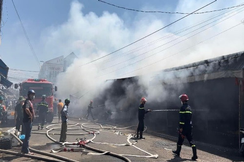 Cháy chợ Long Khánh, 8 ki ốt bị thiêu rụi