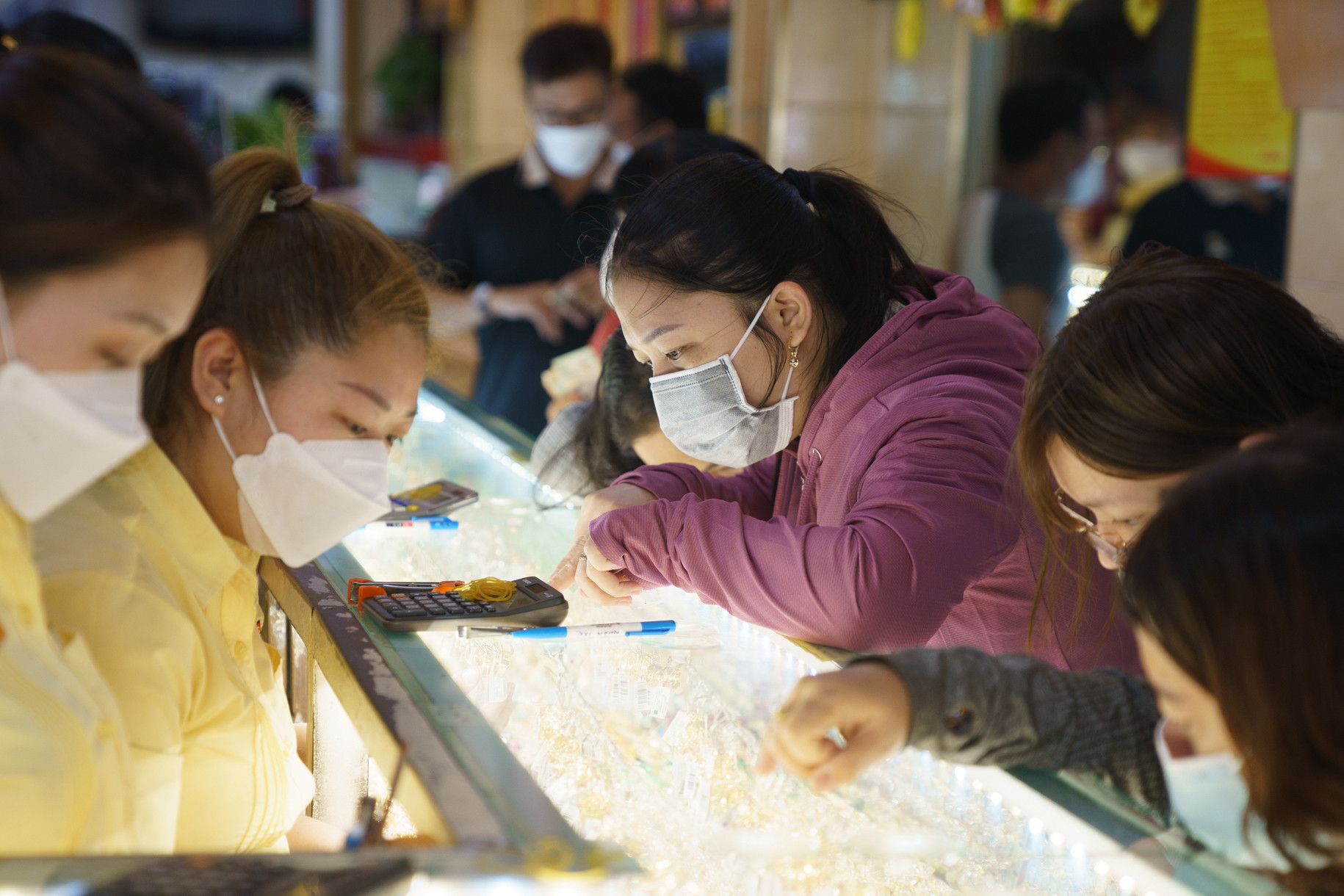 Chen nhau mua vàng trong ngày vía Thần Tài ở TP.HCM