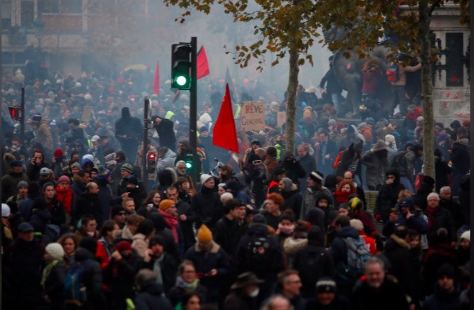 Pháp tê liệt vì đình công, biểu tình lớn