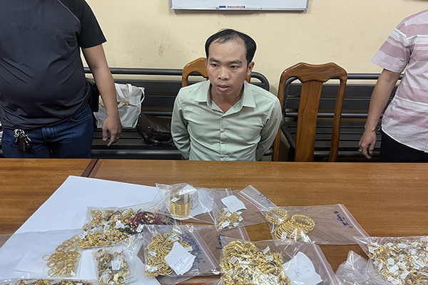 Bắt giữ nghi can trộm hơn 100 lượng vàng ở TP.HCM