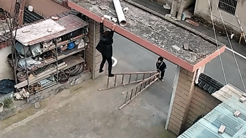 Bé trai nỗ lực giải cứu người phụ nữ bị mắc kẹt trên không