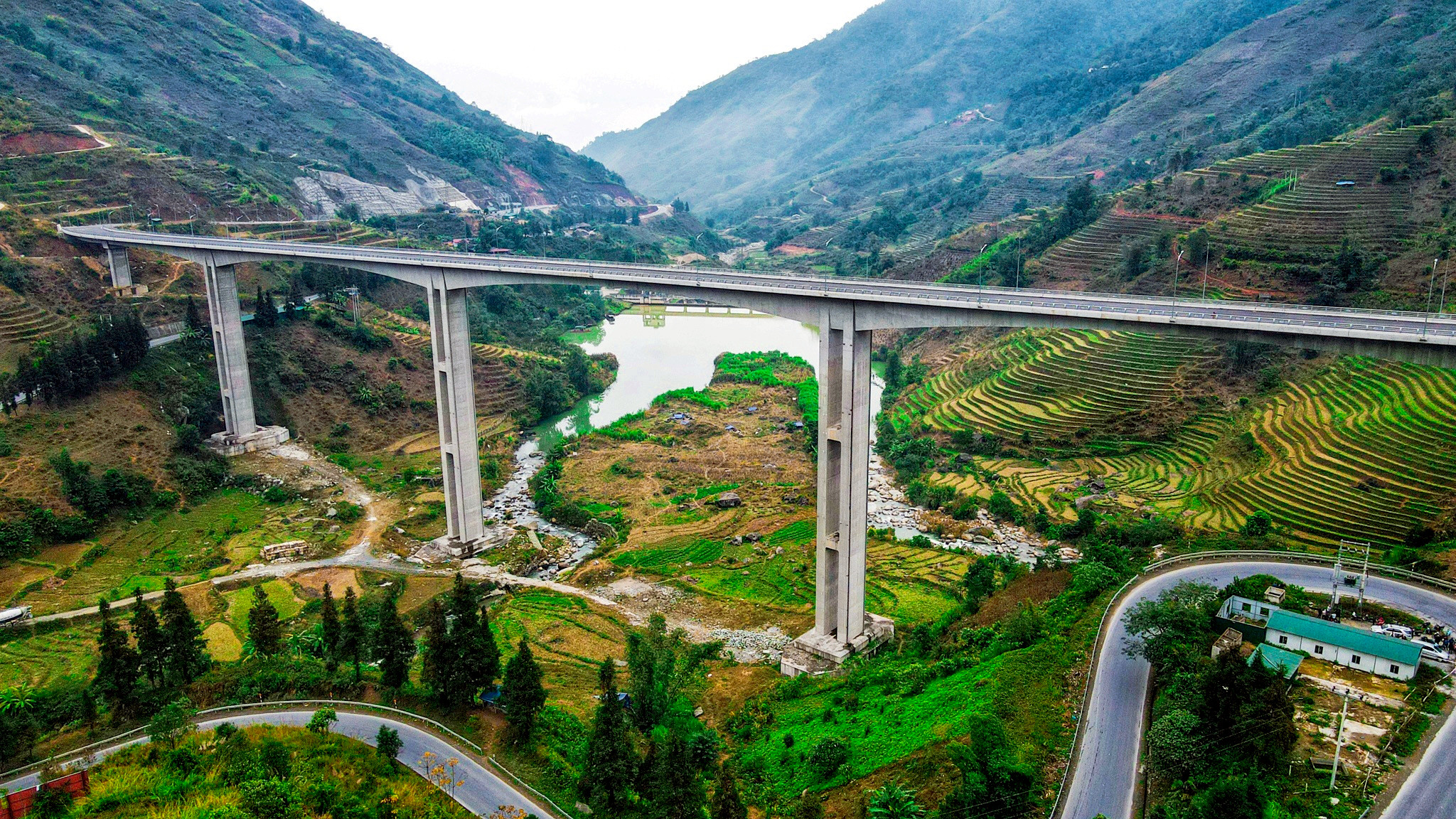 Cây cầu cạn có trụ cao 83m sừng sững giữa núi rừng Lào Cai