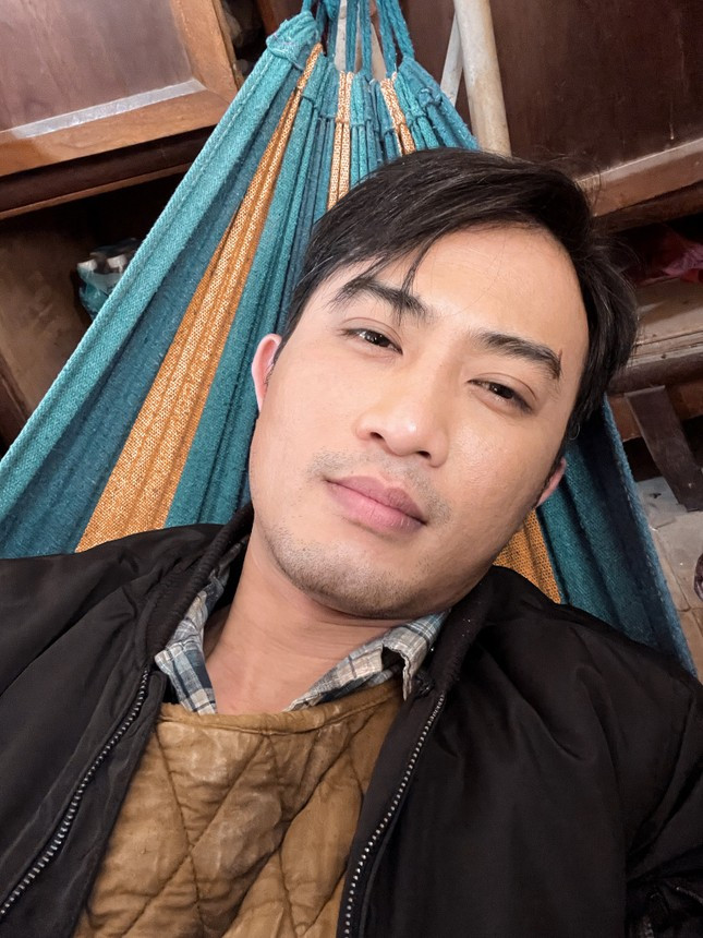 Doãn Quốc Đam bị chấn thương sau cảnh nhảy từ mái nhà xuống đất ảnh 1