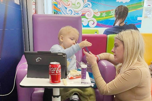 Căn bệnh ung thư khiến bé gái 3 tuổi bị thâm tím khắp người