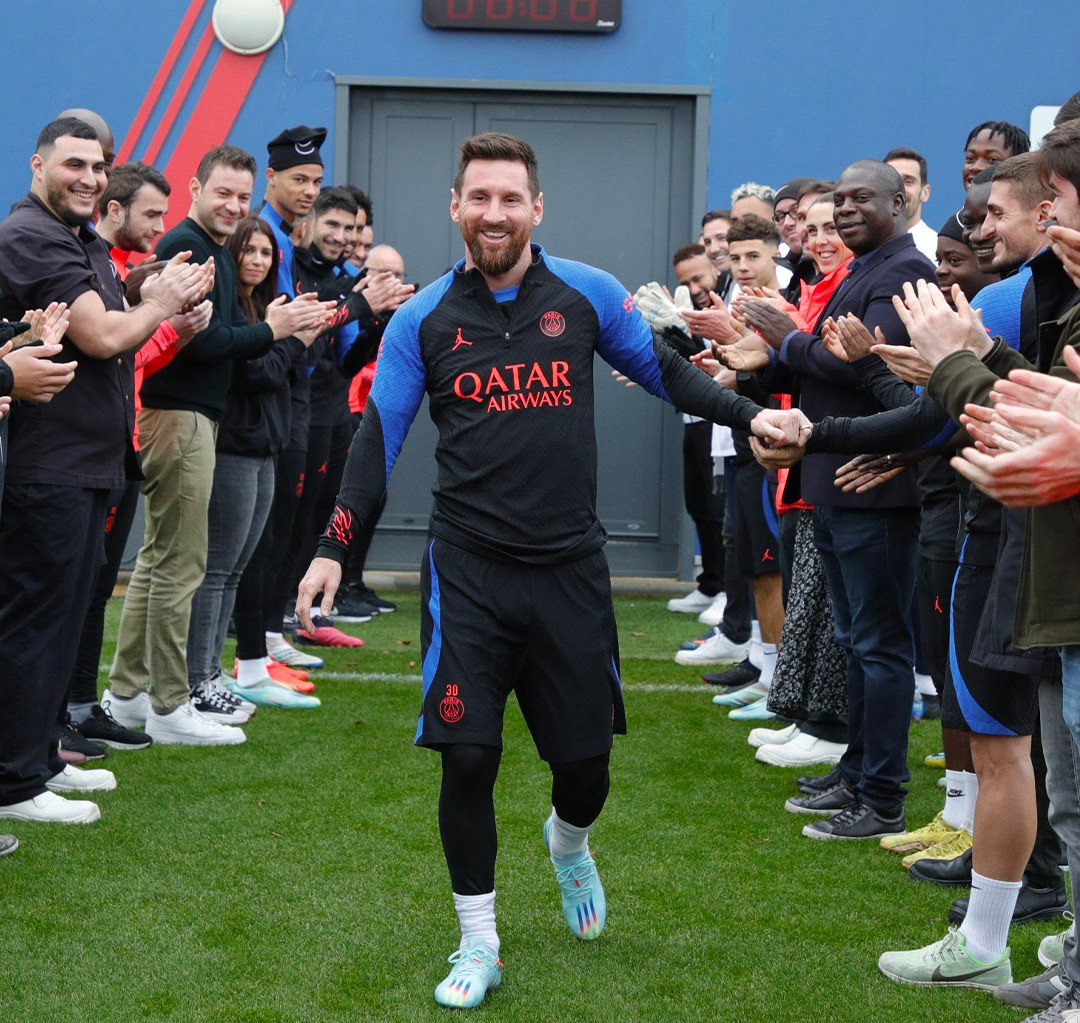 Messi được PSG chào đón nồng nhiệt, Mbappe vắng mặt