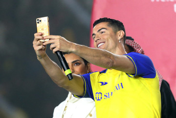 Ronaldo ra mắt hoành tráng màu áo mới Al Nassr