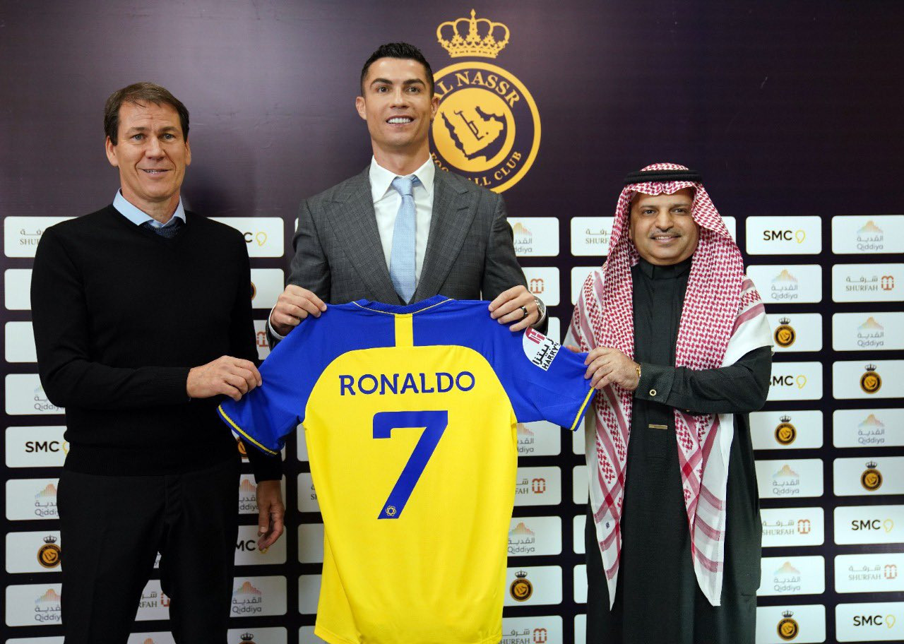 Ronaldo ra mắt hoành tráng màu áo mới Al Nassr