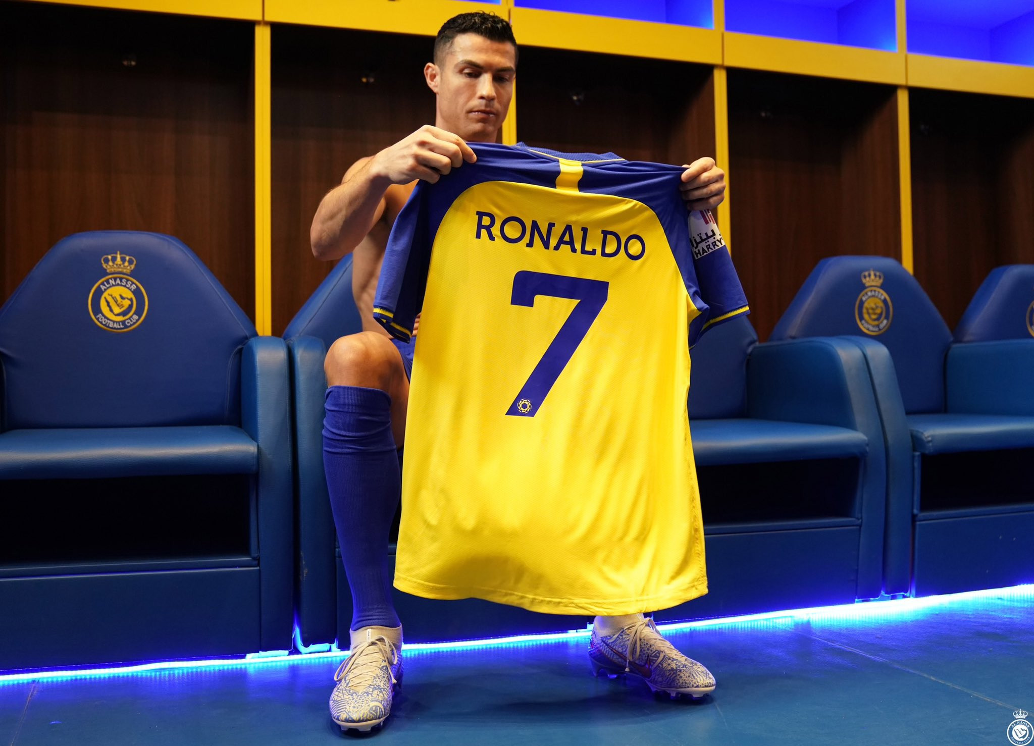 Ronaldo ra mắt hoành tráng màu áo mới Al Nassr