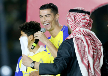 Ronaldo nhầm tai hại, gọi Saudi Arabia là… Nam Phi ở ra mắt Al-Nassr