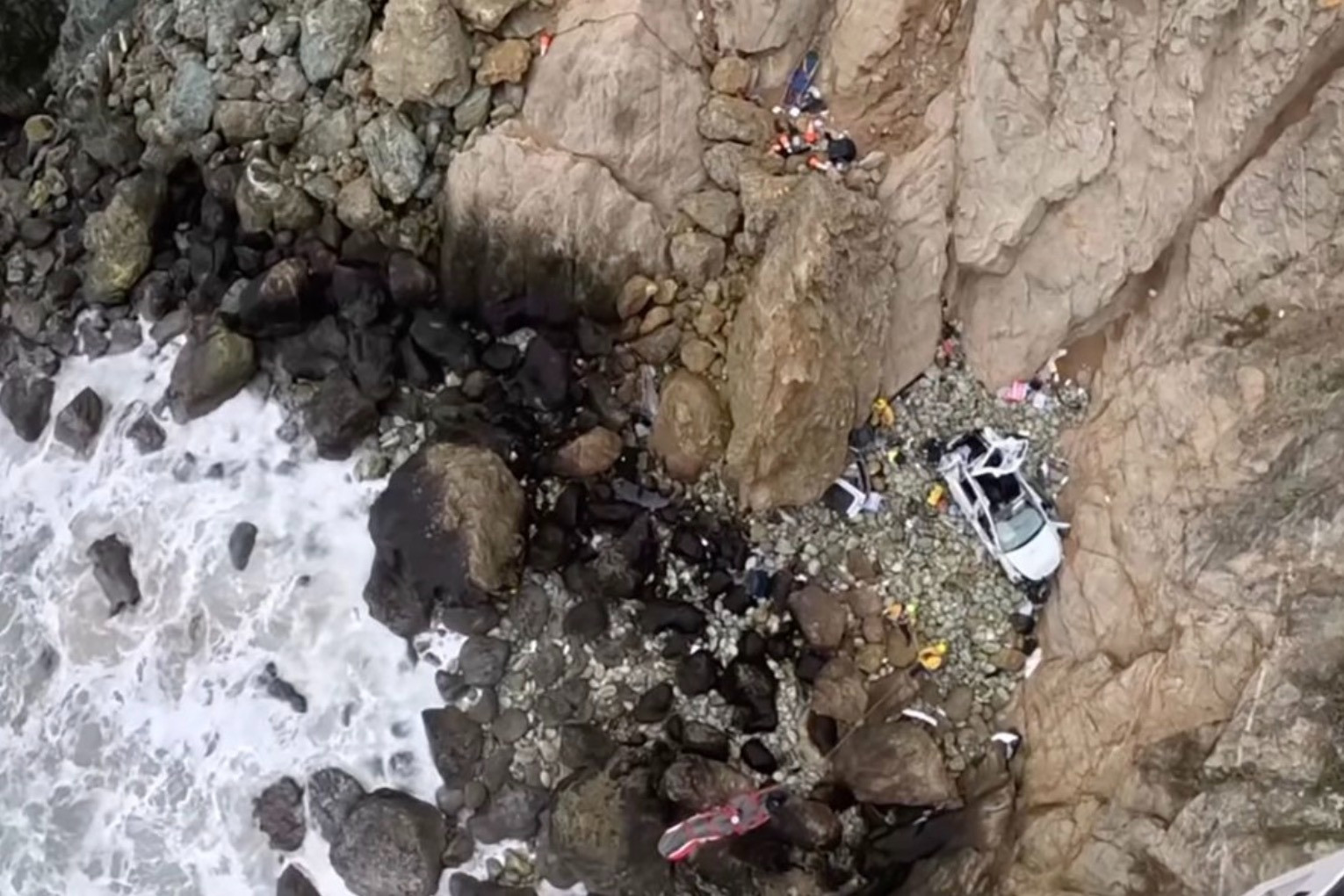 Ô tô lao xuống vách đá từ độ cao 76m, người trên xe đều sống sót