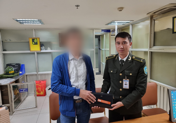 Hành khách bỏ quên chiếc ví chứa 130 triệu đồng ở sân bay Nội Bài