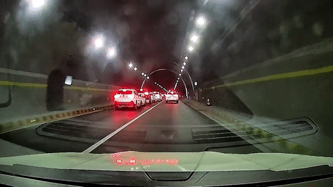 Hàng loạt ô tô đâm nhau liên hoàn trong đường hầm