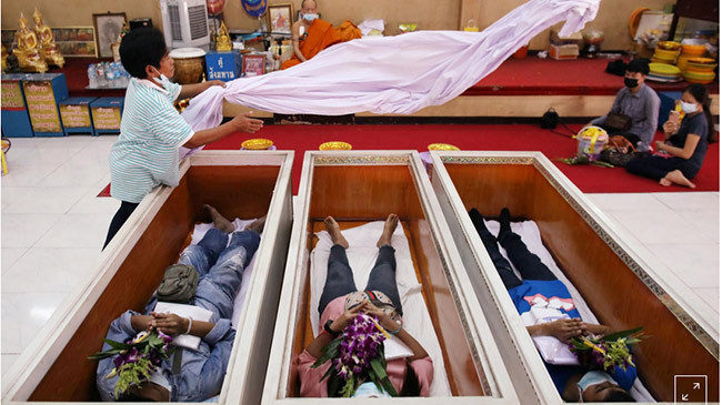 Năm hết Tết đến, người Thái Lan thi nhau nằm quan tài cầu may