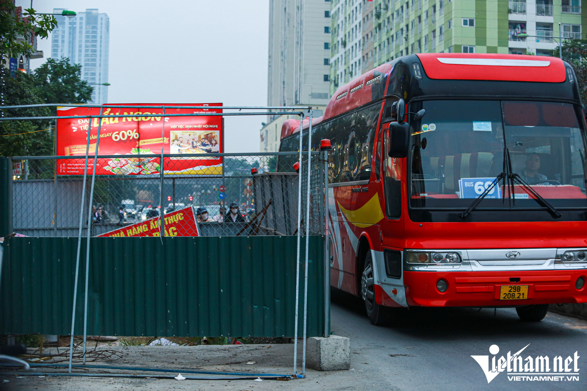 Hàng loạt 'lô cốt' án ngữ trên đường Vũ Trọng Khánh