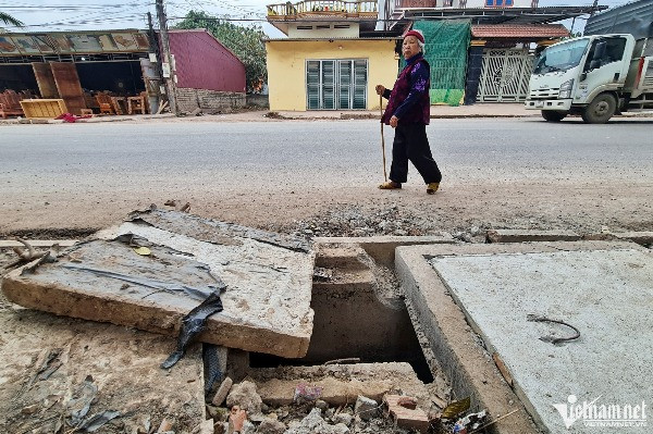 Dãy cống bật nắp gần hiện trường cháu bé 3 tuổi gặp nạn ở Bắc Giang