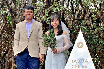 Cặp đôi 2 năm chinh phục 12 đỉnh núi cao nhất Việt Nam, chụp bộ ảnh cưới độc lạ