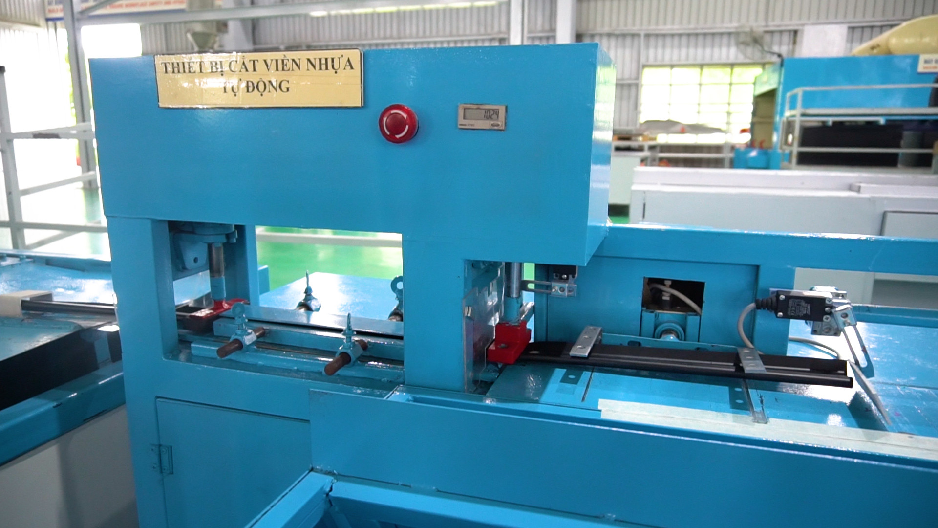 Thiết kế và gia công thiết bị tự động cắt viền nhựa ghế - NM nội thất.jpg