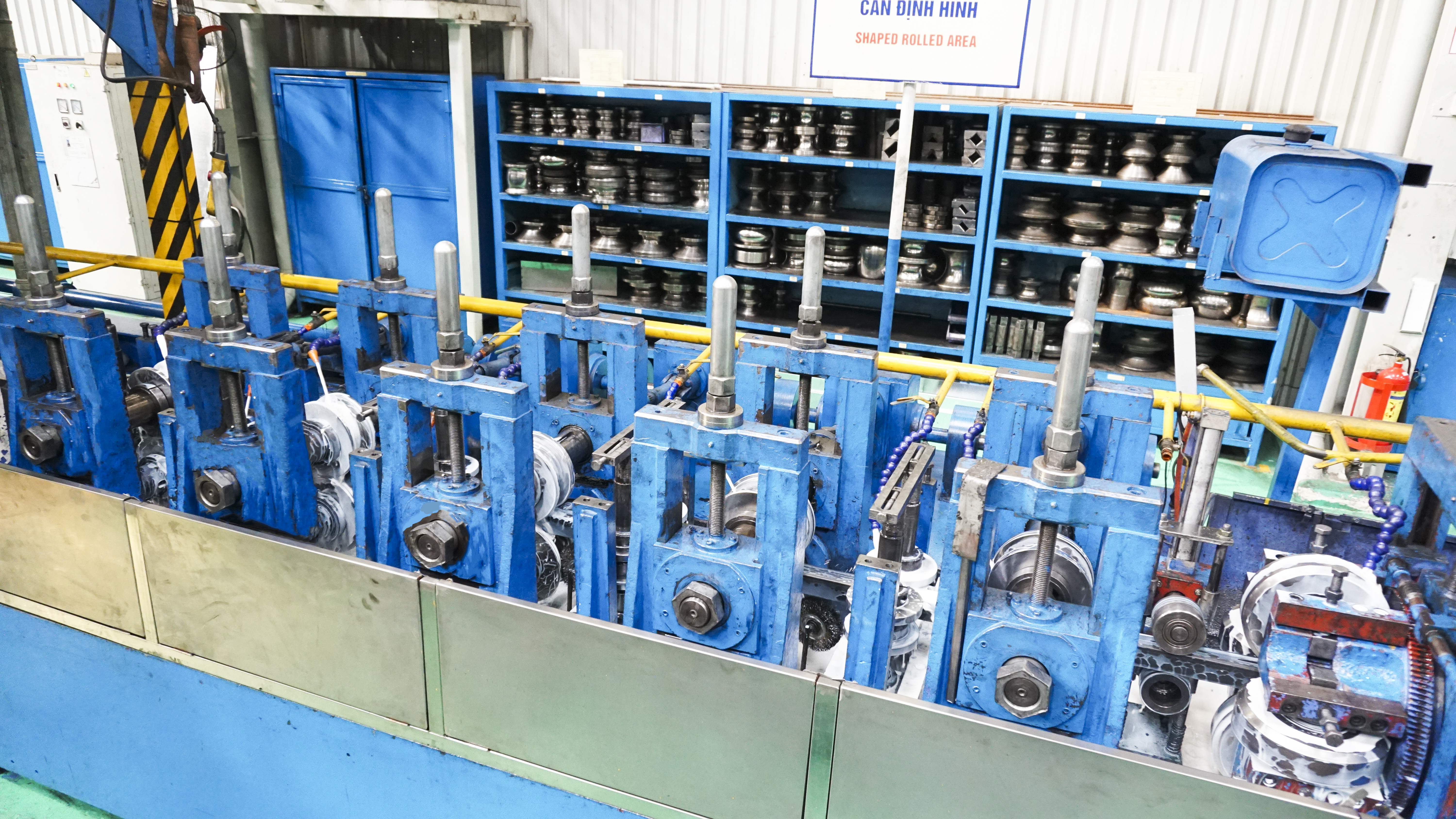 Thiết kế gia công và lắp đặt cụm cán định hình 50x50 mối hàn giữa cạnh - NM Thép 2.jpg