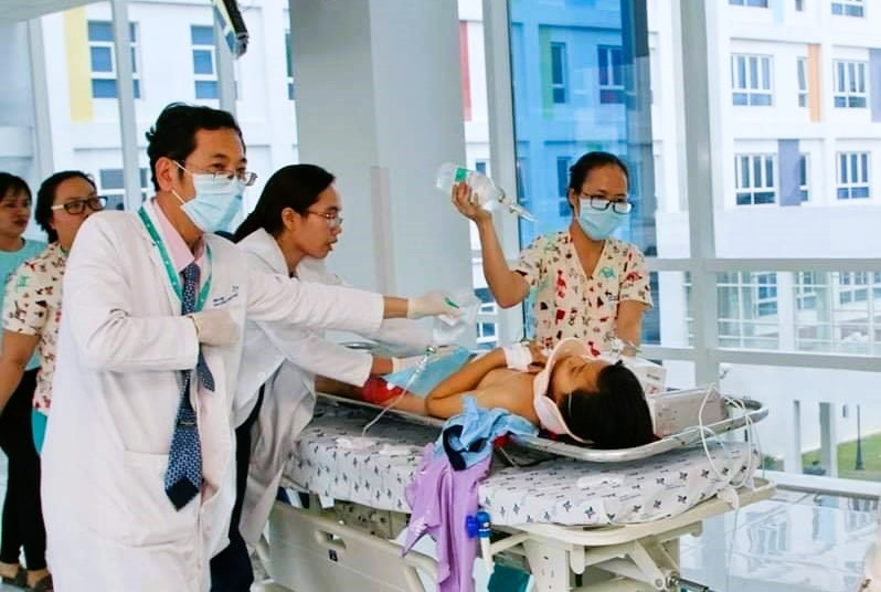 Vào công trình xây dựng chơi, bé 7 tuổi bị máy trộn bê tông làm dập nát cánh tay