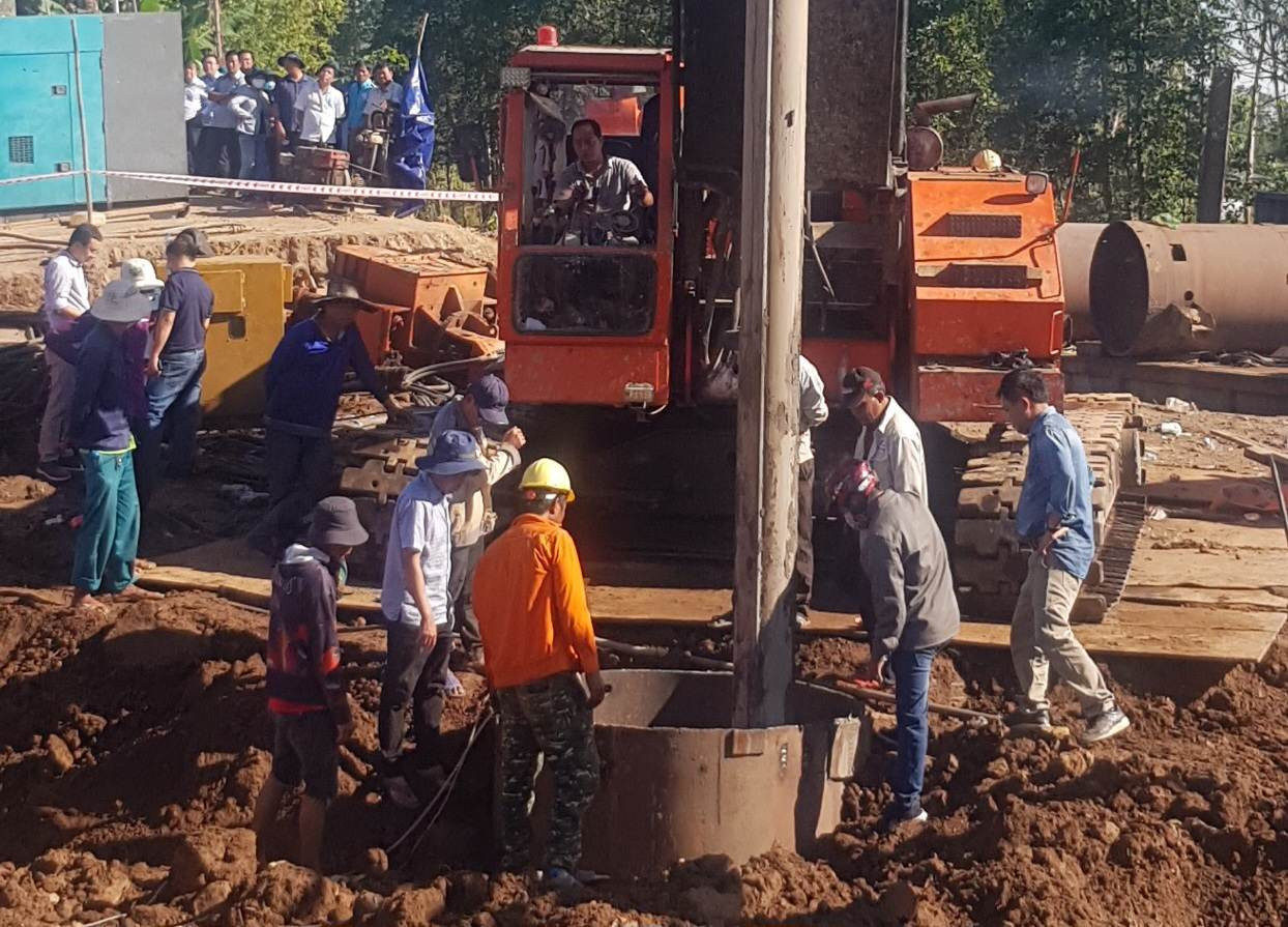 Chuyên gia tại hiện trường chốt phương án đưa thi thể bé trai 10 tuổi lên