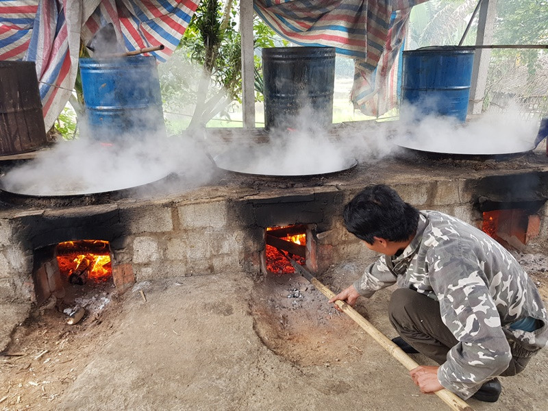 Thủ phủ mật mía đỏ lửa ngày đêm phục vụ Tết Nguyên đán