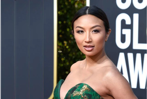 MC gốc Việt sở hữu phong cách gợi cảm dẫn chung kết Hoa hậu Hoàn vũ