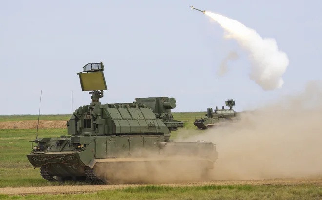 Khoảnh khắc máy bay không người lái của Ukraine bị tên lửa Nga phá hủy