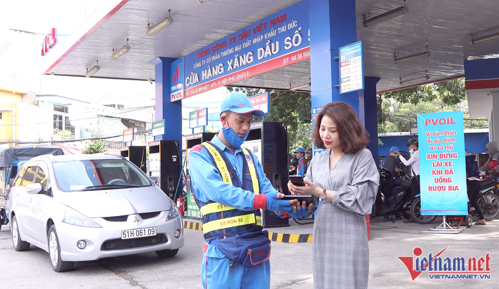 Ngày càng nhiều cửa hàng kinh doanh xăng dầu áp dụng hình thức thanh toán không dùng tiền mặt, sử dụng thẻ ngân hàng hay quét mã QR, mang đến sự tiện lợi cho khách hàng.