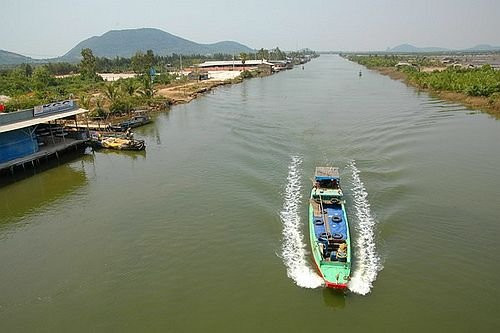 Kênh thủy lợi dài gần 100km được đào tay tại Việt Nam là kênh nào?